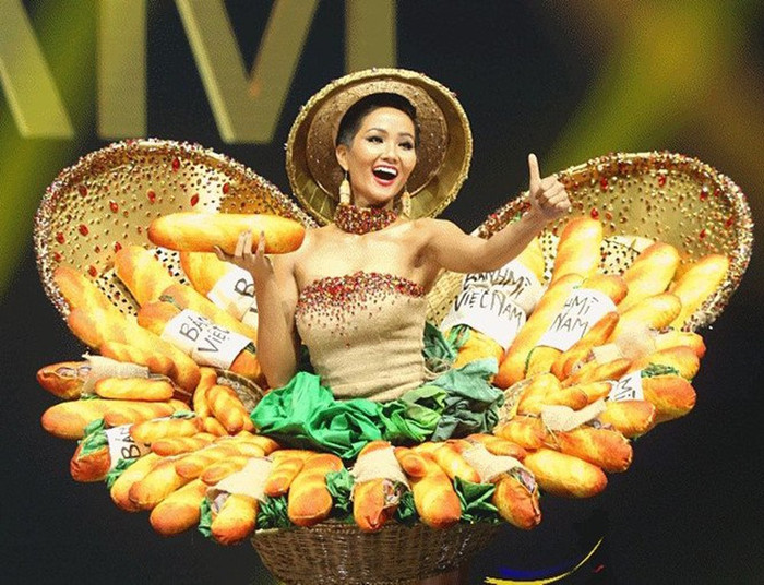 Trang phục dân tộc 'Bánh mì' của H'Hen Niê ấn tượng, độc đáo.