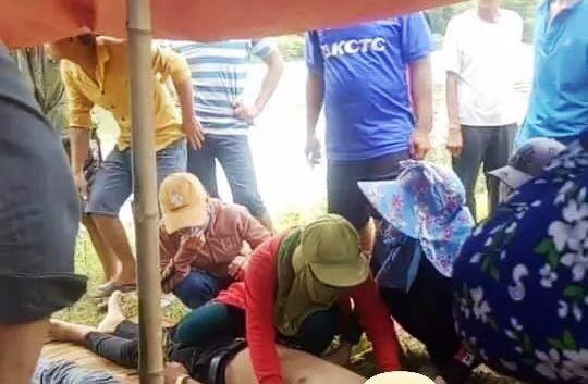 2 nạn nhân được người dân cứu vớt lên bờ