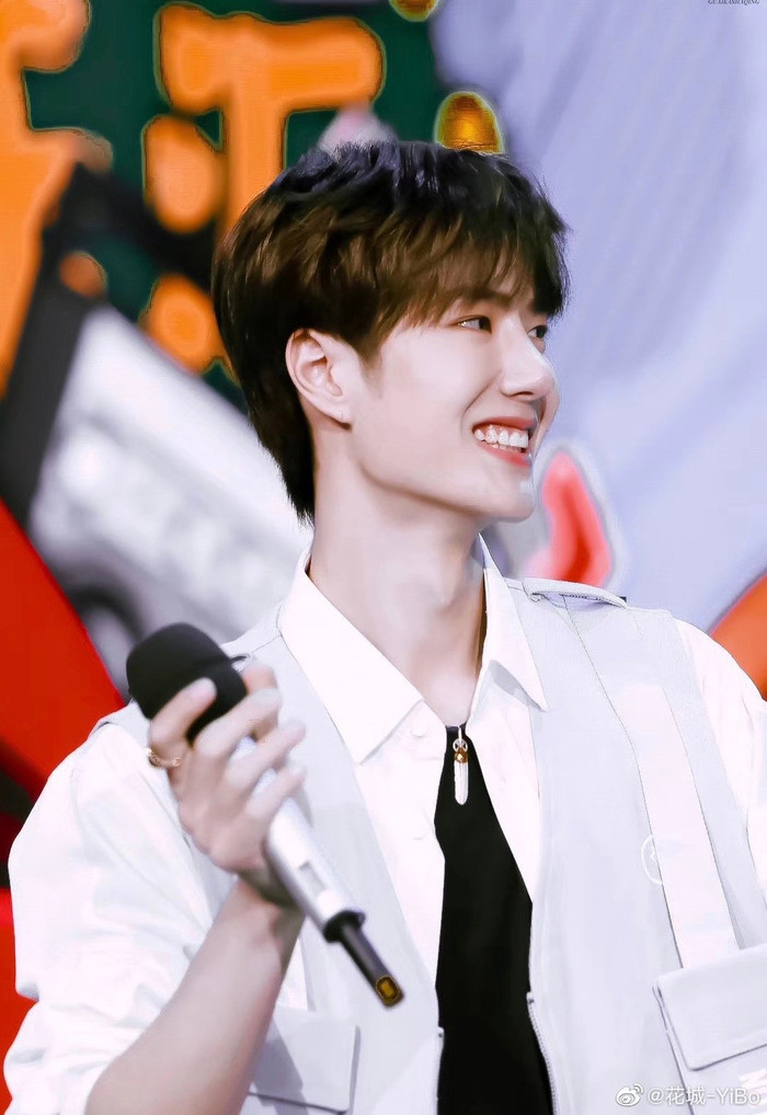 Cậu là một trong những idol kiêm diễn viên trẻ thừa sức khiến fan nữ rung động và vỡ òa khi nhìn vào đôi mắt cười của mình.