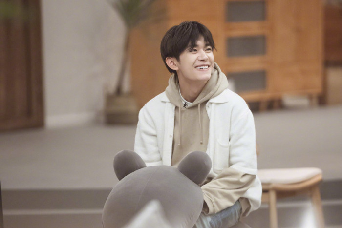 Cậu ấy luôn thể hiện hình ảnh tính thời thượng trên sân khấu, nhưng làm hàng loạt fan bấn loạn khi chứng kiến nụ cười đầy mê hoặc, quyến rũ. 