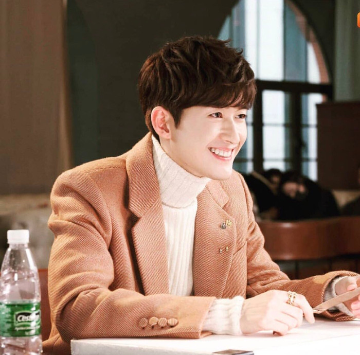 Chạm mốc tuổi 35, nhưng khán giả vẫn xao xuyến rung động trước Trương Hàn. Nụ cười của anh thể hiện được sự trưởng thành, ấm áp và đáng tin cậy.