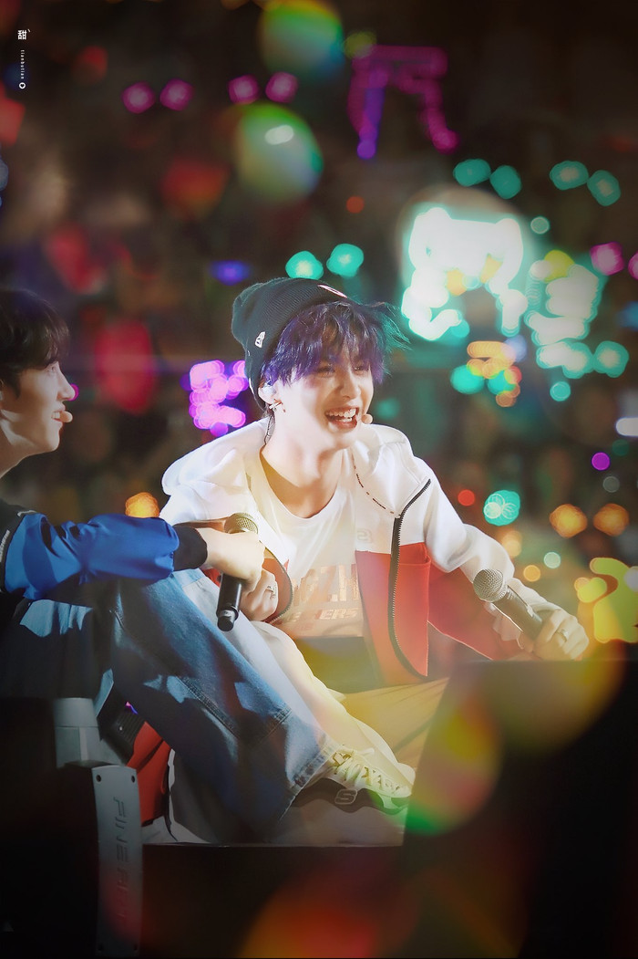 Cậu ấy đốn tim fan ngay từ khi ra mắt nhờ nụ cười bừng sáng, ấm áp.