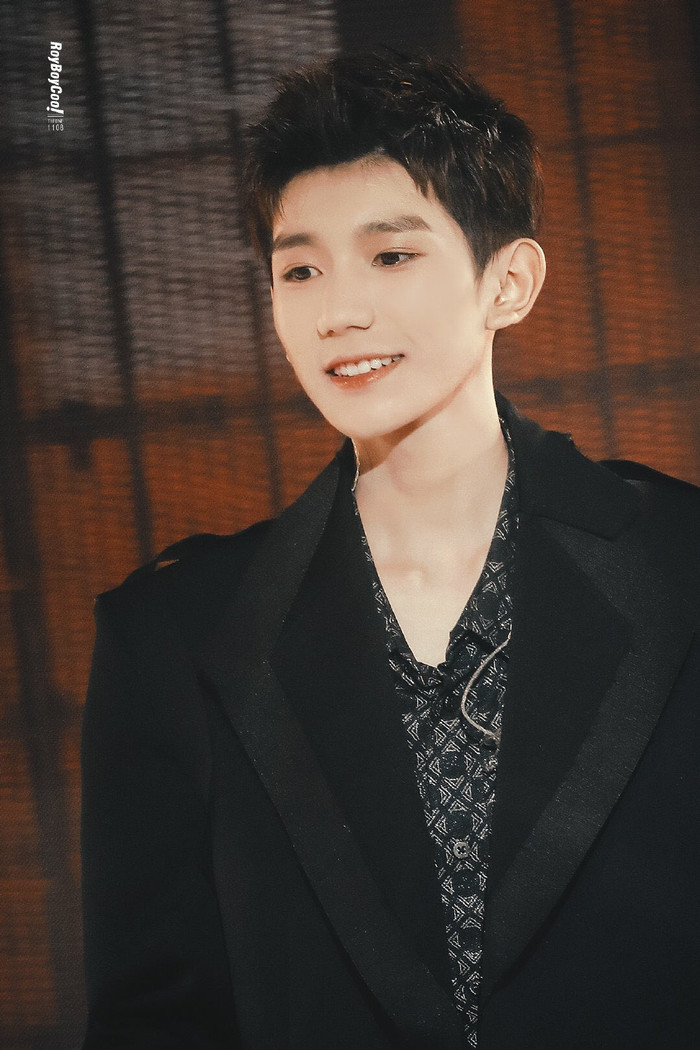 Chàng ca sĩ sinh năm 2000 là người sở hữu ma lực ở đôi mắt biết cười khiến ai cũng phải xao xuyến.