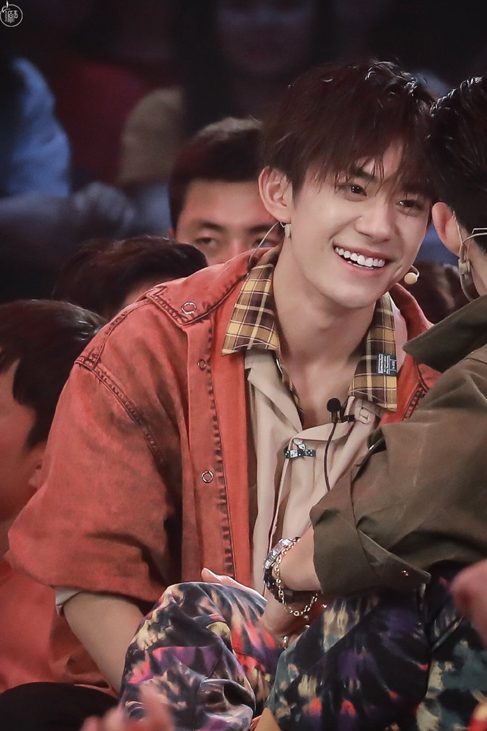 20 nam thần Hoa ngữ khiến fan 'ngất lịm' với nụ cười tỏa nắng: Bạn tan chảy trước ai? Ảnh 10