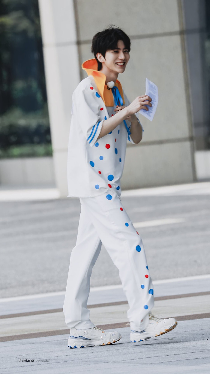 Không chỉ fan NINE PERCENT mà tất các bạn gái đều muốn “rụng rời” mỗi khi thấy Thái Từ Khôn cười. Người hâm mộ chắc chắn sẽ không thể quên một khi đã ngắm nụ cười tươi “roi rói” của cậu ấy.