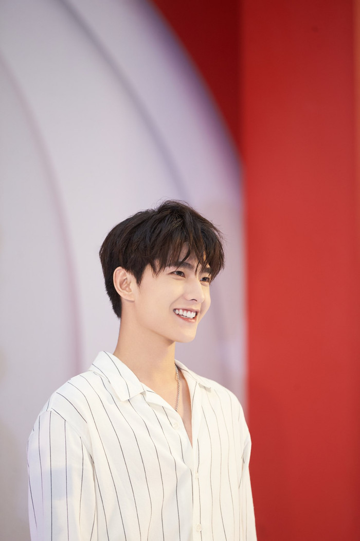 Nụ cười “thần thánh của chàng mỹ nam vạn người mê này đã trở thành vitamin của người hâm mộ.