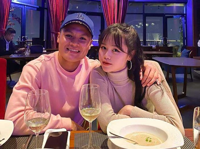 Quang Hải công khai tình cảm cùng Huỳnh Anh thông qua bức ảnh tình tứ trên trang cá nhân