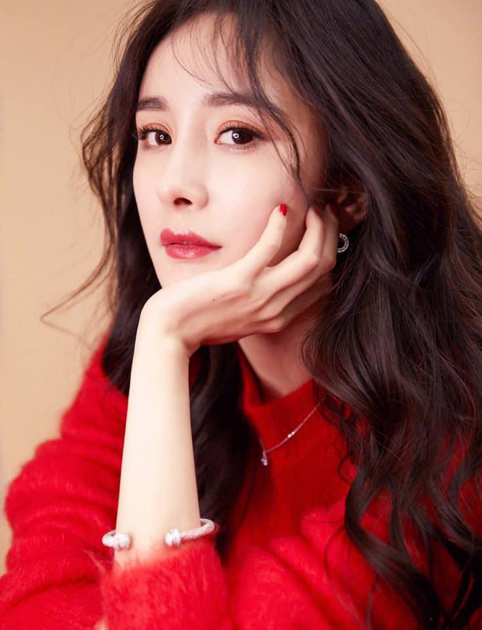 Có thể nói Dương Mịch là tiểu hoa đán thế hệ sau 85 hàng đầu hiện nay. Từ độ hot, giá trị thương mại cho đến khả năng gánh rating, Dương Mịch đều thể hiện được sức ảnh hưởng của mình. 