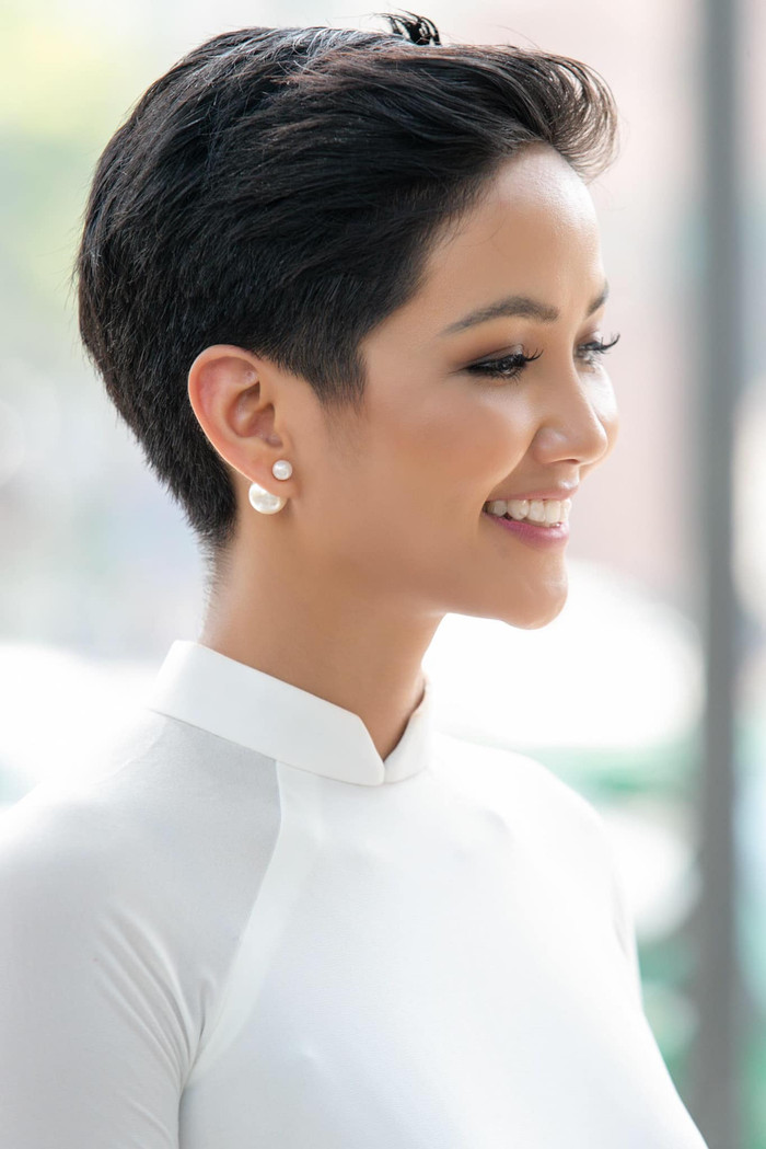 Hoa hậu H'Hen Niê gây choáng fan sắc đẹp khi chia sẻ lại ảnh diện áo dài trắng đẹp nền nã.