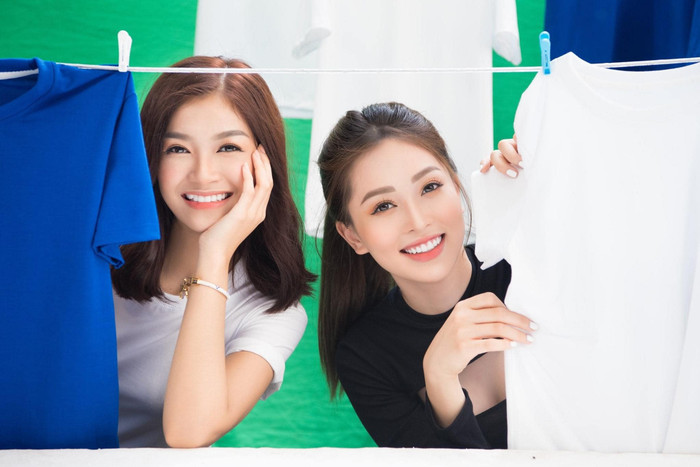 Kiều Loan - Phương Nga khoe nụ cười rạng rỡ trong shoot ảnh mới. Trở về từ đấu trường quốc tế với thành tích Top 10 Miss Grand International, cả 2 nàng hậu đều nhận được sự yêu mến từ fan sắc đẹp.