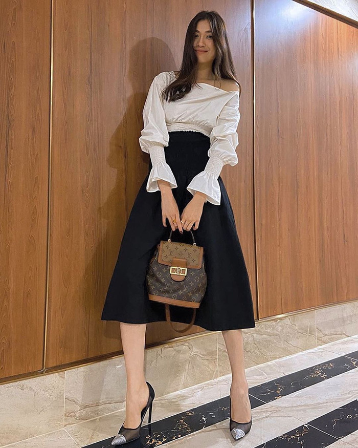 Á hậu Lệ Hằng make-up nhẹ nhàng, pose dáng khoe túi hiệu.