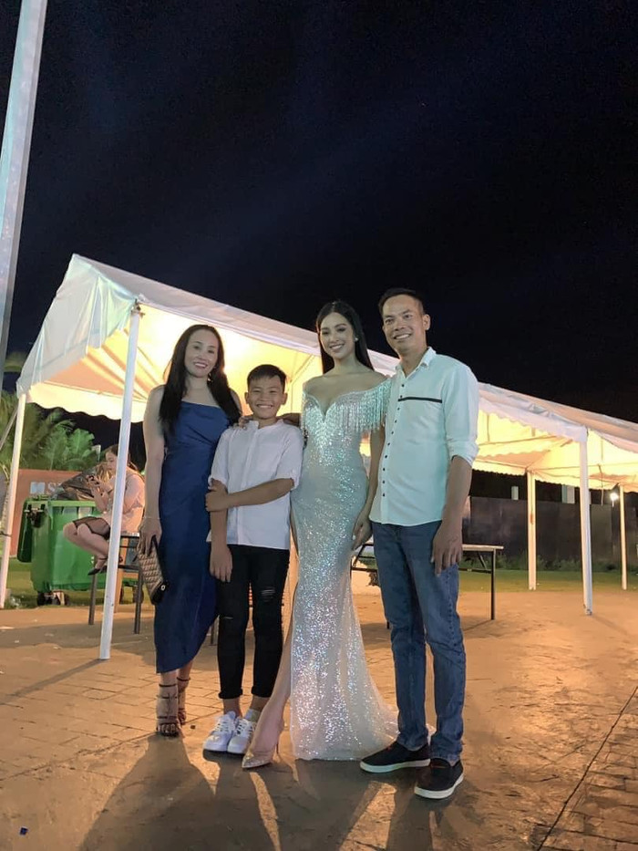 Gia đình hoa hậu Trần Tiểu Vy.