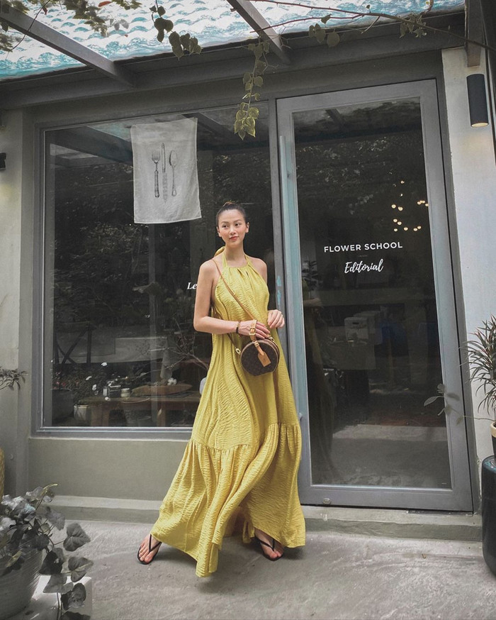 Hoa hậu Trái đất Phương Khánh diện street style nữ tính xuống phố.