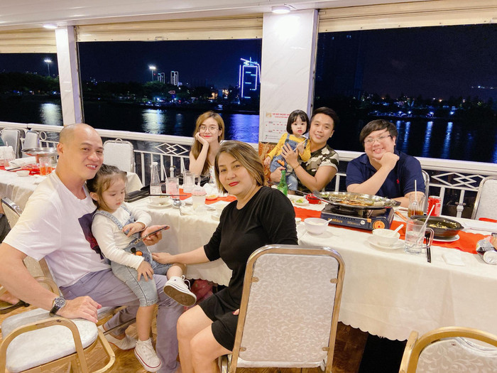 Vợ Hoài Lâm vui vẻ đi ăn cùng gia đình sau khi tuyên bố li hôn Ảnh 4