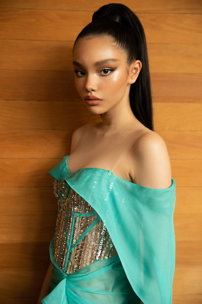 'Búp bê sống' Alexandra Matheson chụp ảnh cùng Võ Hoàng Yến: Hai vẻ đẹp 'gây sát thương' người nhìn Ảnh 9