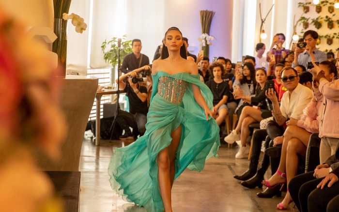 'Búp bê sống' Alexandra Matheson chụp ảnh cùng Võ Hoàng Yến: Hai vẻ đẹp 'gây sát thương' người nhìn Ảnh 2