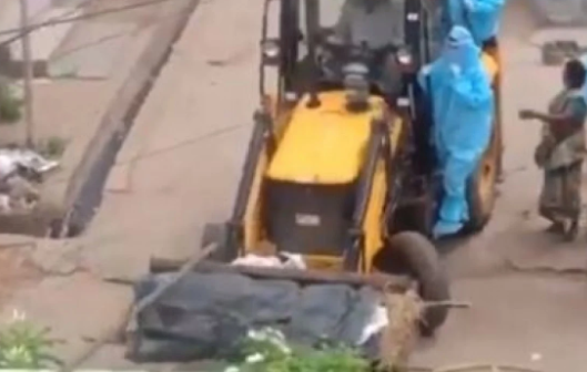 Hình ảnh người ta dùng máy xúc để đưa thi thể người đàn ông nhiễm COVID-19 tới nhà hỏa táng gây phẫn nộ khắp Ấn Độ.