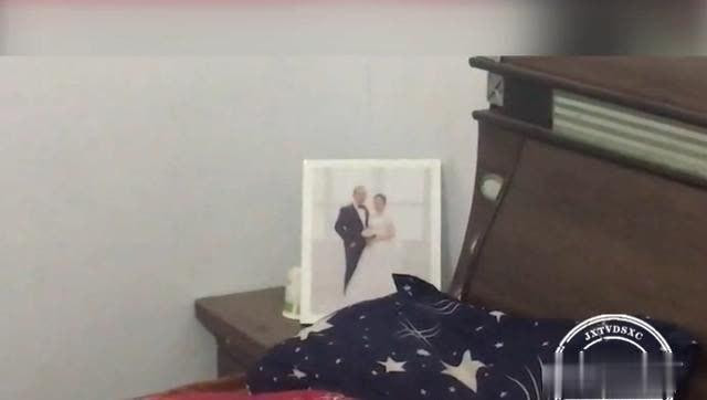 Anh Lý cùng cô dâu tương lai đi chụp ảnh cưới để chuẩn bị tổ chức hôn lễ.