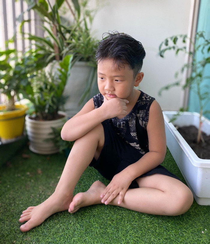 Kèm theo chia sẻ đó là những bức hình bé Be đang tạo dáng để mẹ chụp ảnh cho