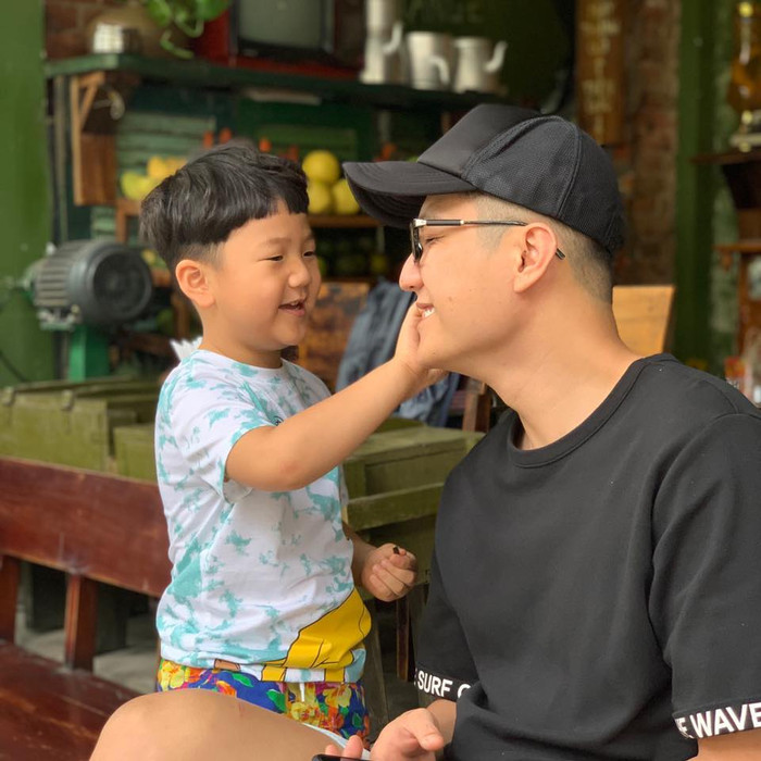 Thời gian qua Chí Nhân thường xuyên chia sẻ hình ảnh đi chơi cùng con trai