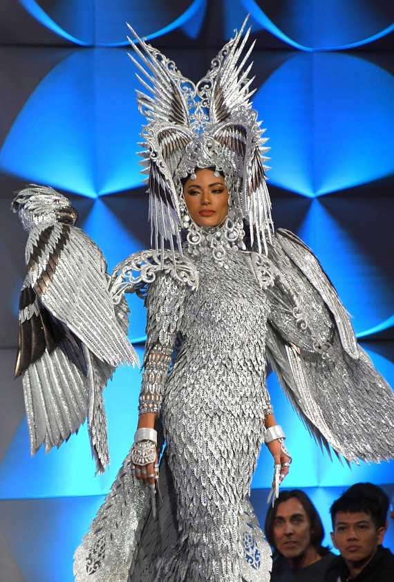 Màu sắc của bộ National Costume cũng là một trong 4 màu chủ đạo trên Quốc kì của Philippines. Tổng thể trang phục đã nêu bật lên bản sắc văn hóa nhưng cũng vô cùng ấn tượng.