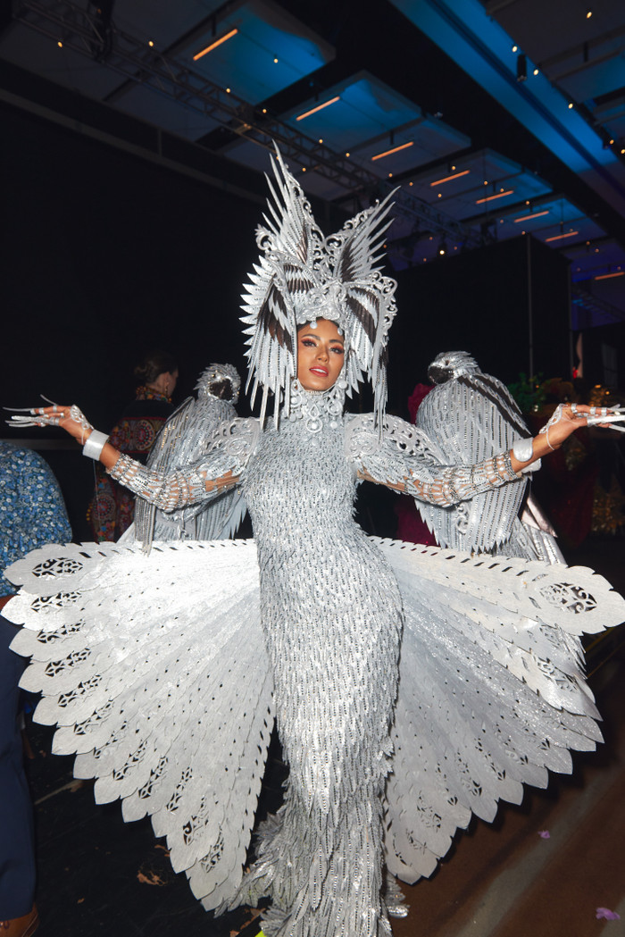 Hình ảnh chim phượng hoàng bạc sải cánh vừa quyền lực vừa sống động như thật khiến khán giả trầm trồ khi mỹ nhân Philippines xuất hiện trên sân khấu.