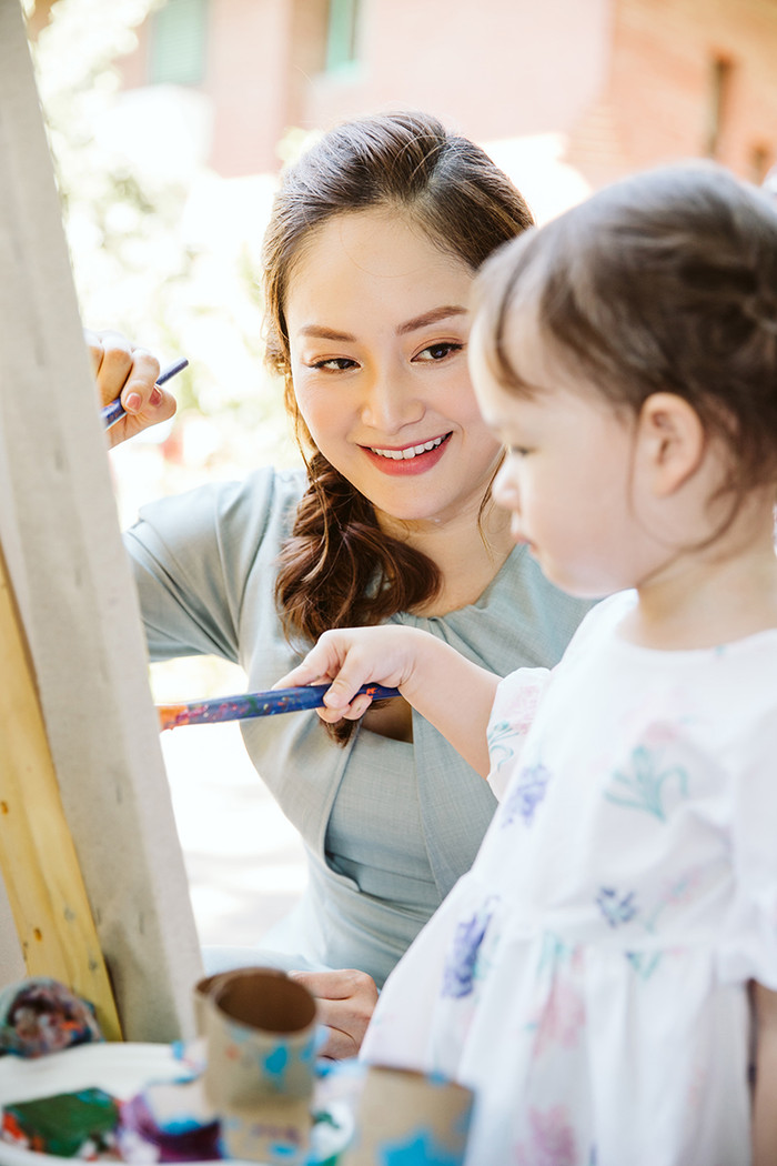 Lan Phương xúc động khi cùng con gái đến thăm trẻ mồ côi tại làng SOS Ảnh 4