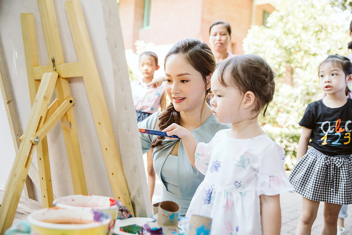 Lan Phương xúc động khi cùng con gái đến thăm trẻ mồ côi tại làng SOS Ảnh 5