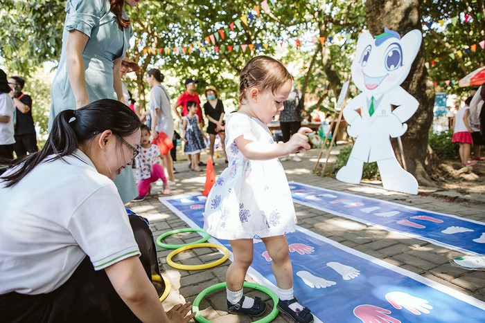 Lan Phương xúc động khi cùng con gái đến thăm trẻ mồ côi tại làng SOS Ảnh 8