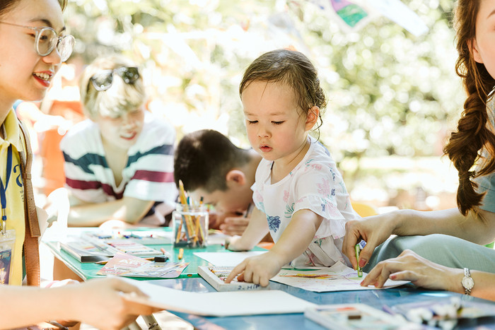 Lan Phương xúc động khi cùng con gái đến thăm trẻ mồ côi tại làng SOS Ảnh 14