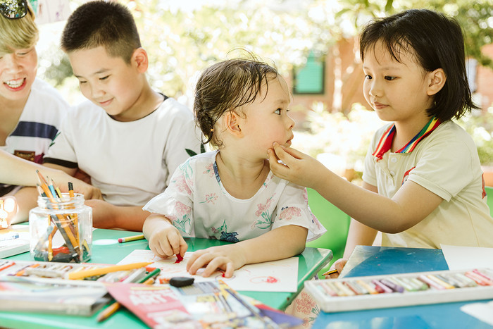 Lan Phương xúc động khi cùng con gái đến thăm trẻ mồ côi tại làng SOS Ảnh 17