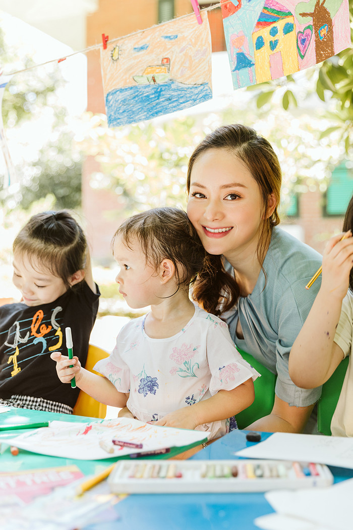 Lan Phương xúc động khi cùng con gái đến thăm trẻ mồ côi tại làng SOS Ảnh 18