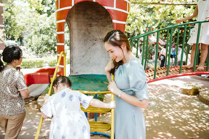 Lan Phương xúc động khi cùng con gái đến thăm trẻ mồ côi tại làng SOS Ảnh 19