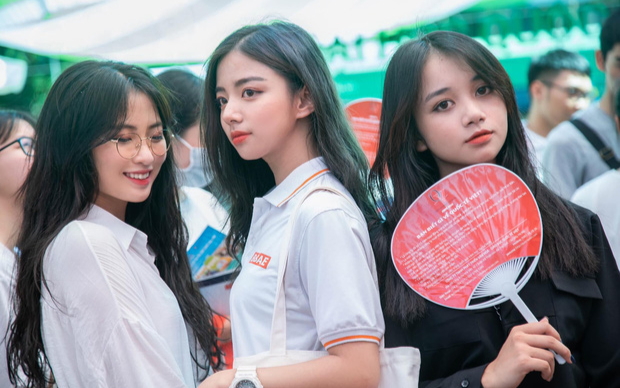 Bộ ba nữ sinh nổi tiếng MXH cũng xuất hiện trong 1 khung hình tại ĐH Kinh tế Quốc dân gây 'sốt' MXH Ảnh 2