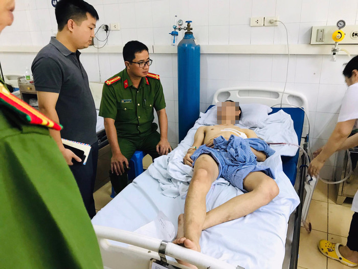 Lãnh đạo Công an quận Nam Từ Liêm tới bệnh viện thăm tình hình sức khoẻ bệnh nhân.