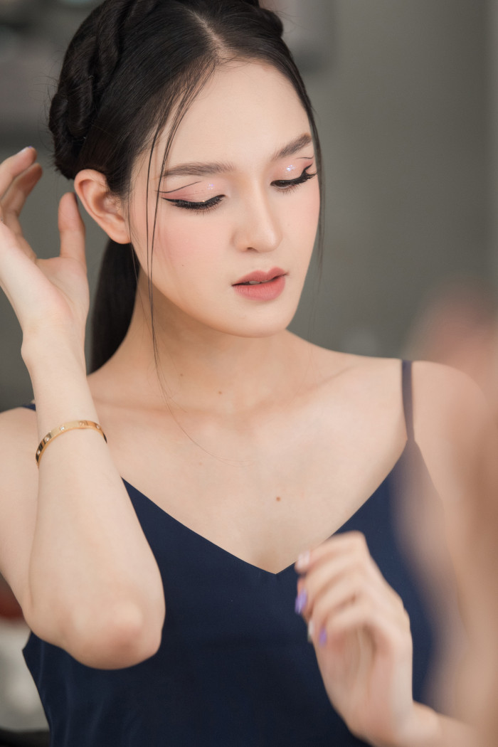 Kiểu make up nhẹ nhàng với điểm nhấn là đôi mắt mèo thật sự rất phù hợp với gương mặt của người đẹp.