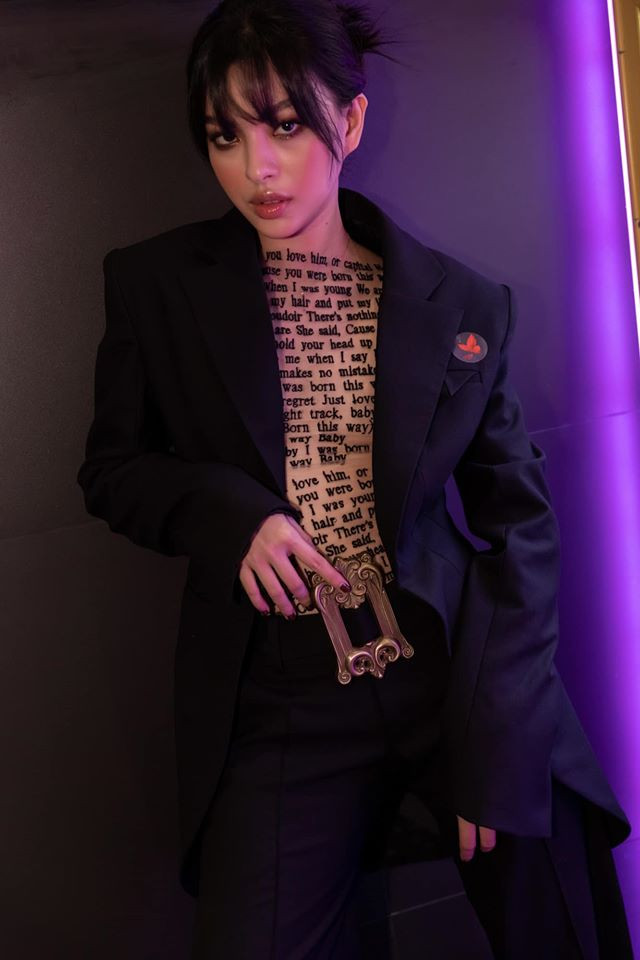 Cùng chung ý tưởng mặc áo vest cách điệu, oversize, nhưng Tú Hảo lại ưu ái kiểu mix với áo da ôm sát, thêu chữ phía trong. 