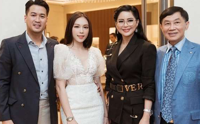 Linh Rin và Phillip Nguyễn tình tứ dạo phố bằng xe mui trần Ảnh 2