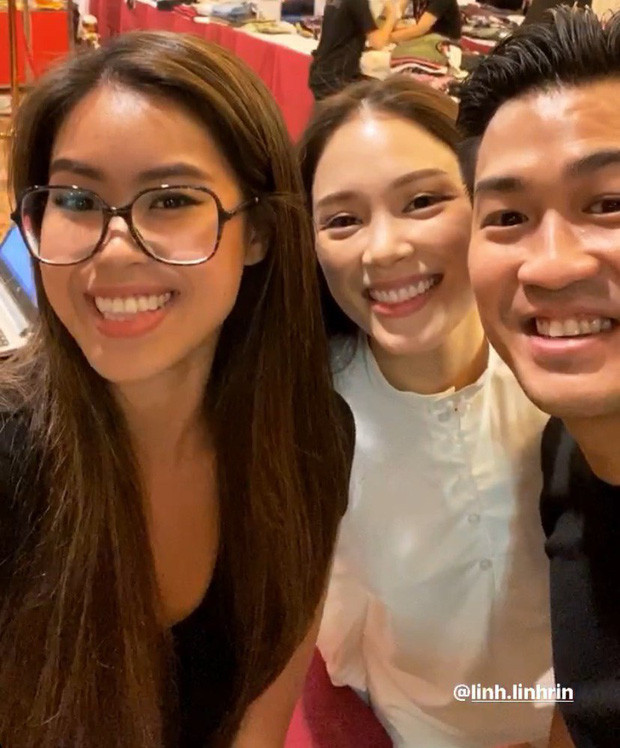 Linh Rin và Phillip Nguyễn tình tứ dạo phố bằng xe mui trần Ảnh 6