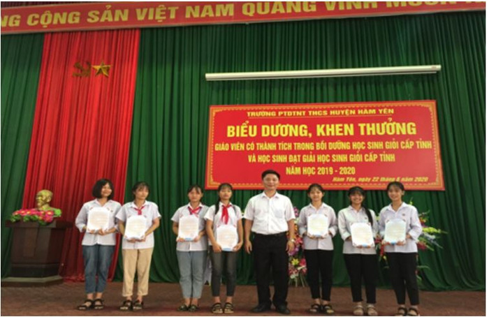 Thầy Tuyên gửi thư khen các học sinh đạt thành tích trong kỳ thi học sinh giỏi cấp tỉnh năm học 2019 - 2020.