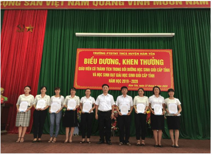 Thầy Nguyễn Thành Tuyên trao thư cảm ơn cho các giáo viên có thành tích trong công tác bồi dưỡng học sinh giỏi cấp tỉnh năm học 2019 - 2020. 