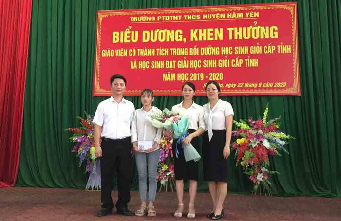 Thầy Lê Thành Tuyên trao thư động viên cô học trò V.A