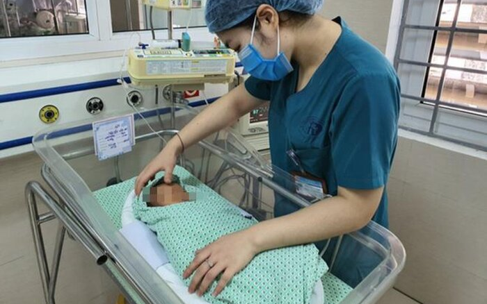 Vụ bé sơ sinh bị bỏ rơi ở hố ga tử vong sau hơn 20 ngày nhập viện: Người mẹ có thể đối diện 2 năm tù giam Ảnh 2