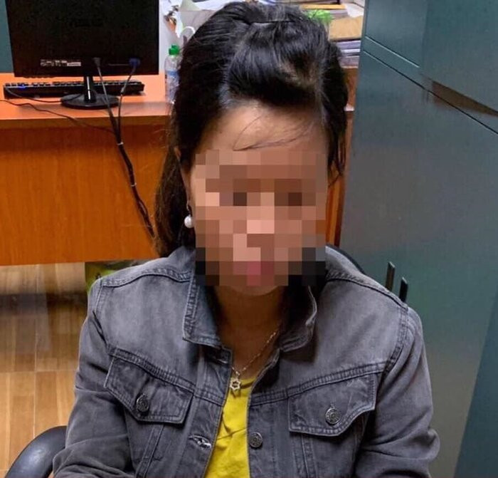 Chị P., mẹ ruột của bé An đã bỏ rơi con dưới hố gas. 