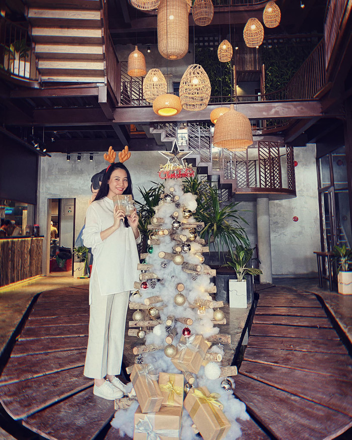 Đàm Thu Trang ở những tháng đầu thai kỳ, lúc này người đẹp thường xuyên diện trang phục rộng để giấu bụng cũng như mang giày đế bằng thay vì giày cao gót như mọi khi 