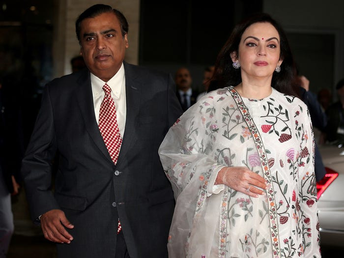 Mukesh kết hôn với Nita Ambani, người được Forbes gọi là 'Đệ nhất phu nhân của các doanh nghiệp Ấn Độ'.
