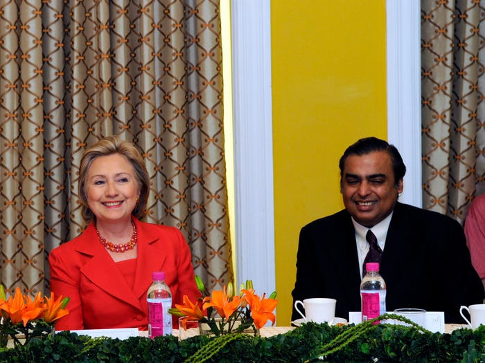 Và cựu Ngoại trưởng Mỹ Hillary Clinton.