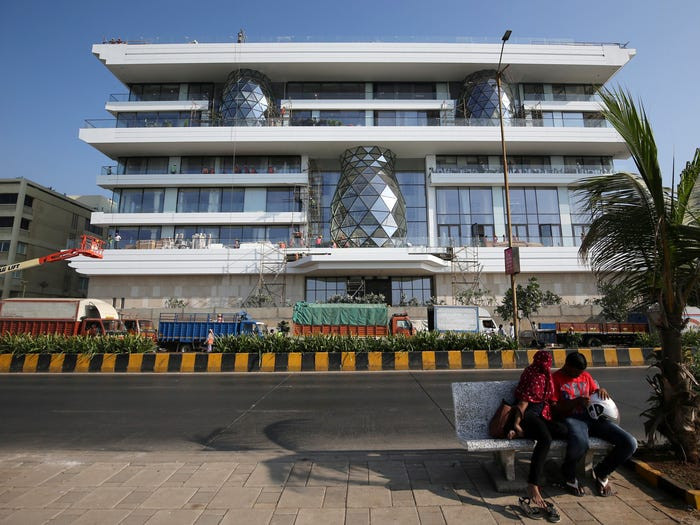 Sau ngày cưới, Isha và chồng đã chuyển sang sinh sống tại dinh thự lấy cảm hứng từ kim cương có tên Gulita. 