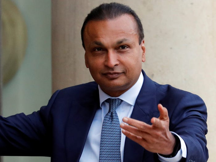 Anil Ambani (61 tuổi) là chủ tịch của Reliance Group, sở hữu khối tài sản trị giá 1,7 tỷ USD, xấp xỉ 3% so với anh trai mình.