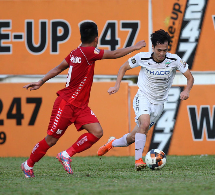 Văn Toàn bất lực trước một Hải Phòng chơi chặt chẽ.
